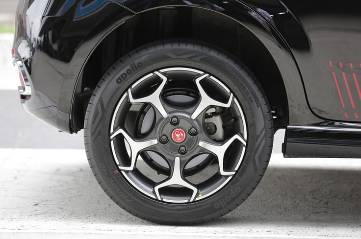 The Abarth Punto gets disc brakes front and rear in place of the discs and drums set-up seen on the standard model. The Abarth Punto gets disc brakes front and rear in place of the discs and drums set-up seen on the standard model.